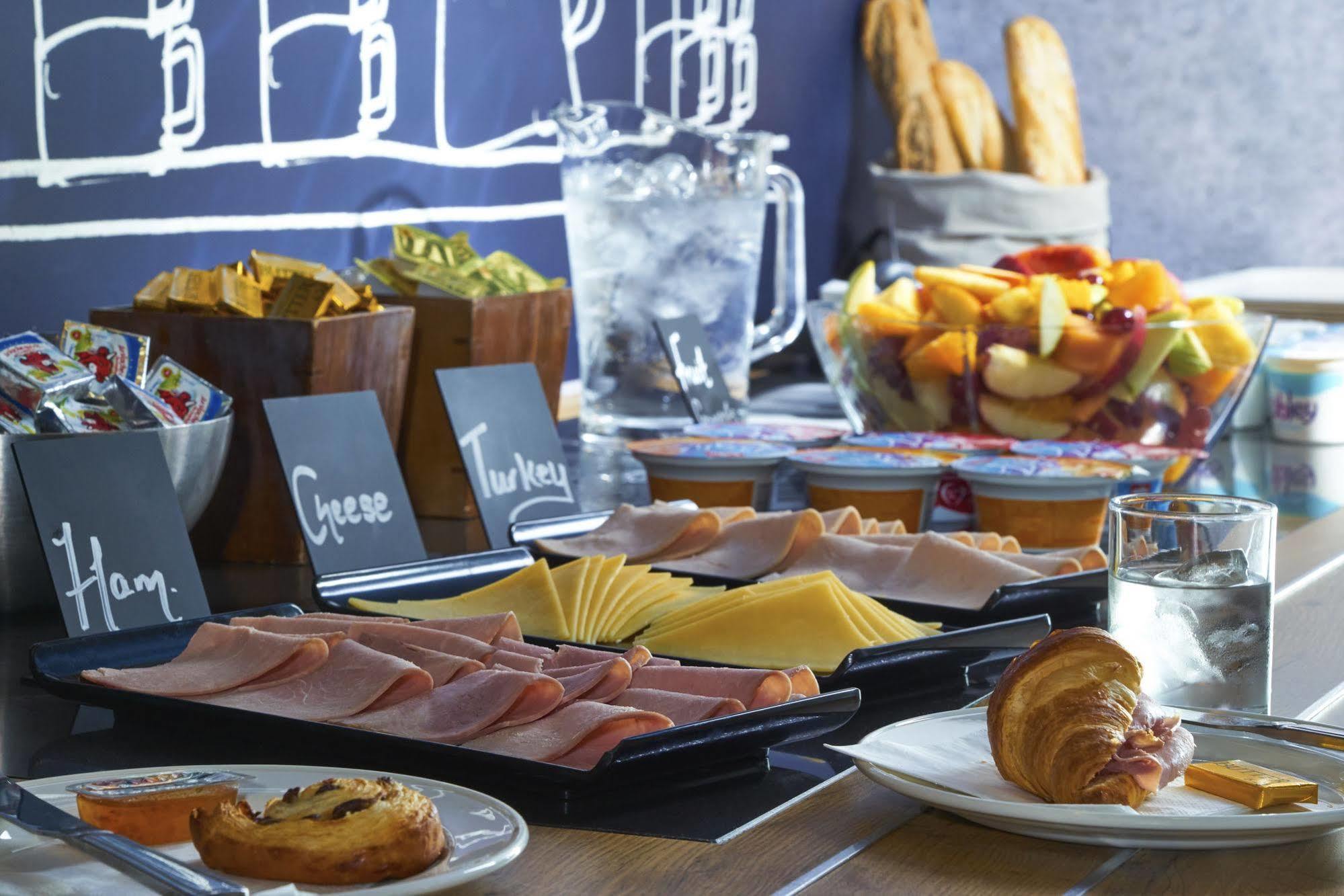 Hotel Ibis Budget Manchester Salford Quays 2*